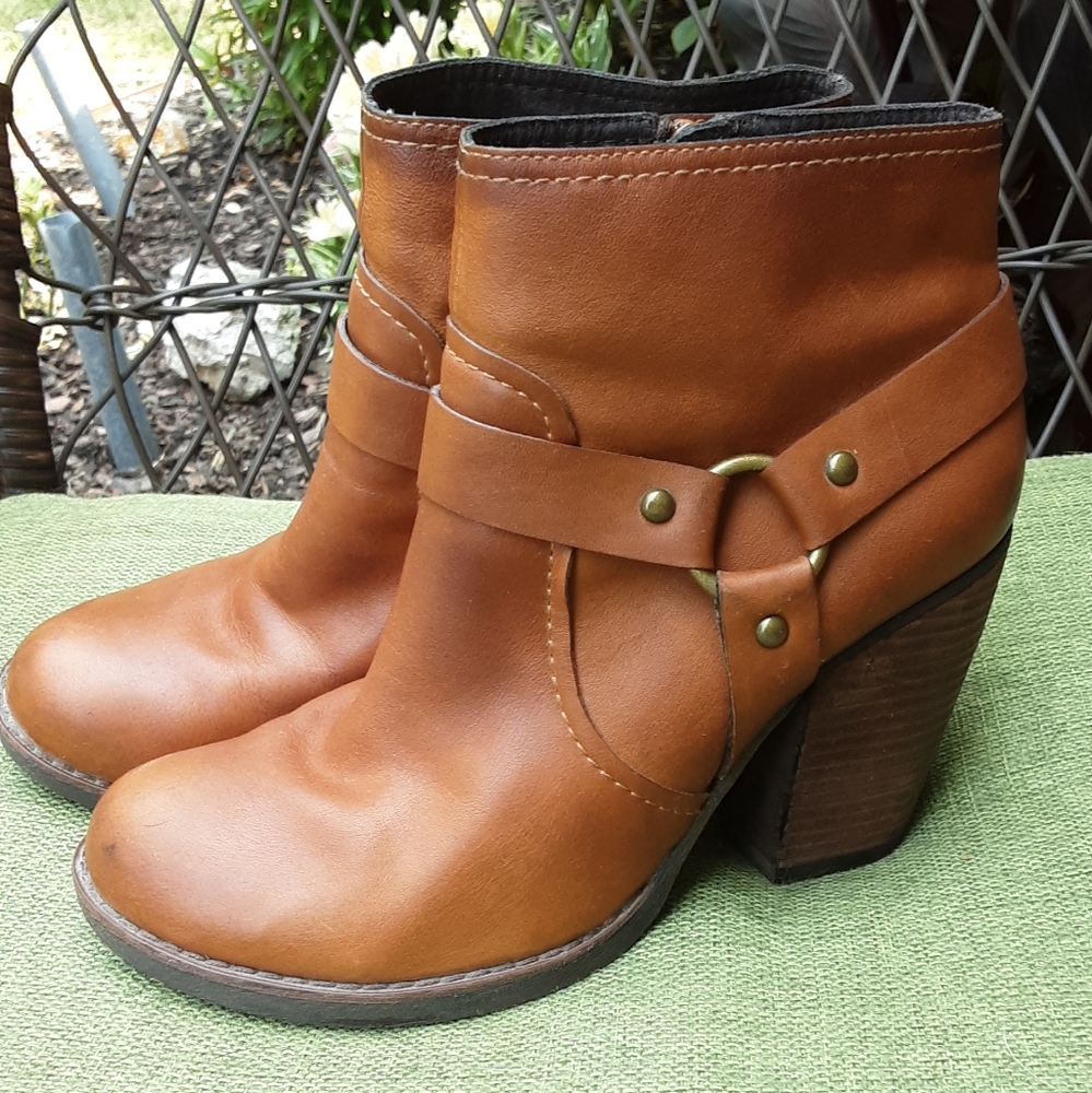 Korks Brown Leather Chunky Heel Bootie.
